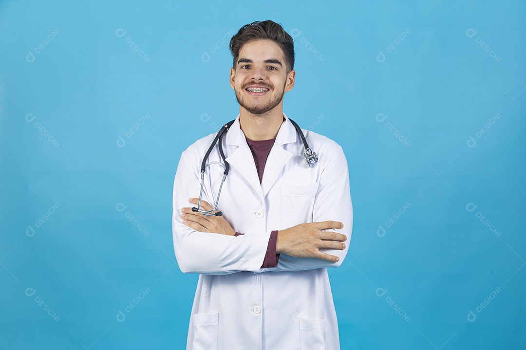 Homem jovem usando jaleco segurando estetoscópio.