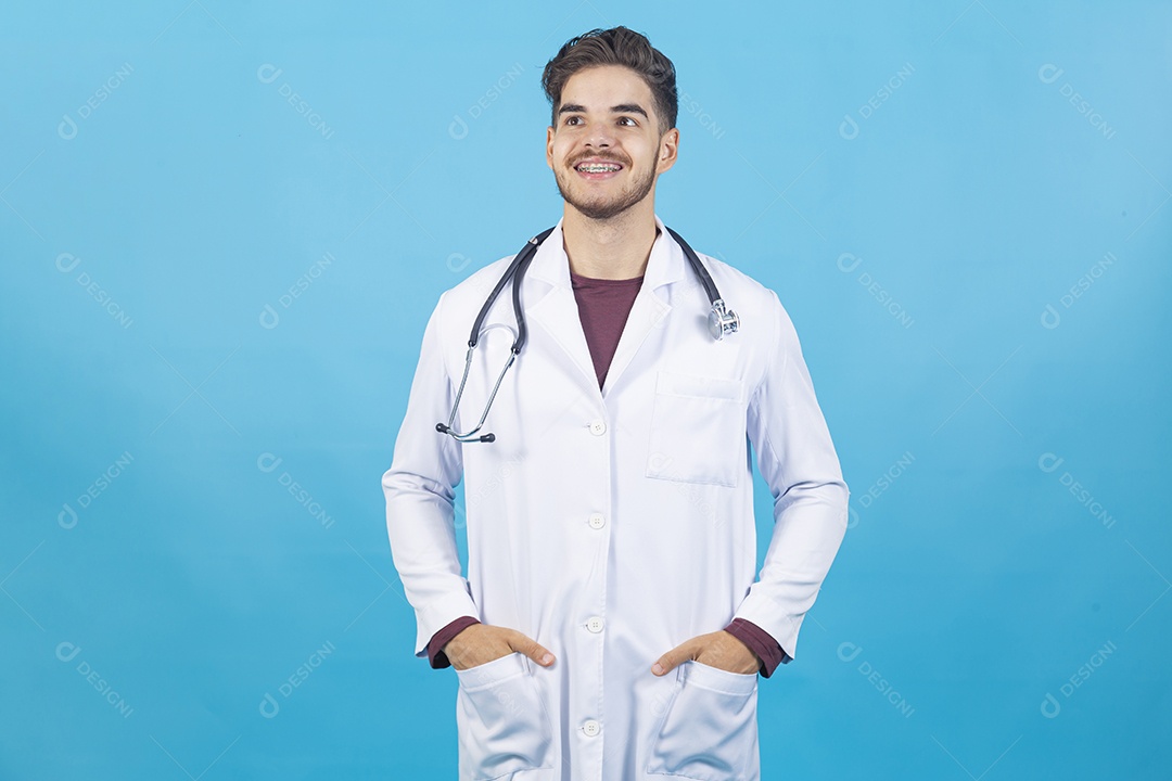 Homem jovem usando jaleco segurando estetoscópio.