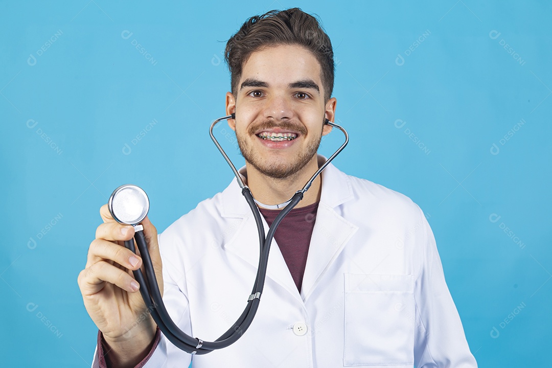 Homem jovem usando jaleco utilizando estetoscópio.