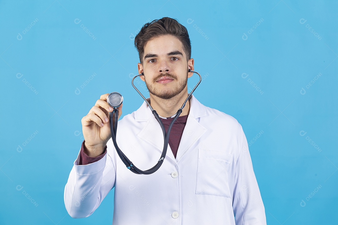 Homem jovem usando jaleco utilizando estetoscópio.