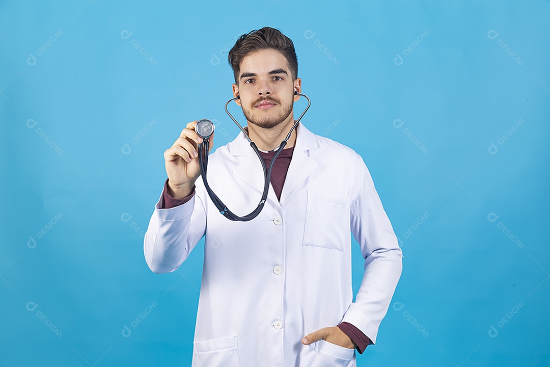 Homem jovem usando jaleco utilizando estetoscópio.