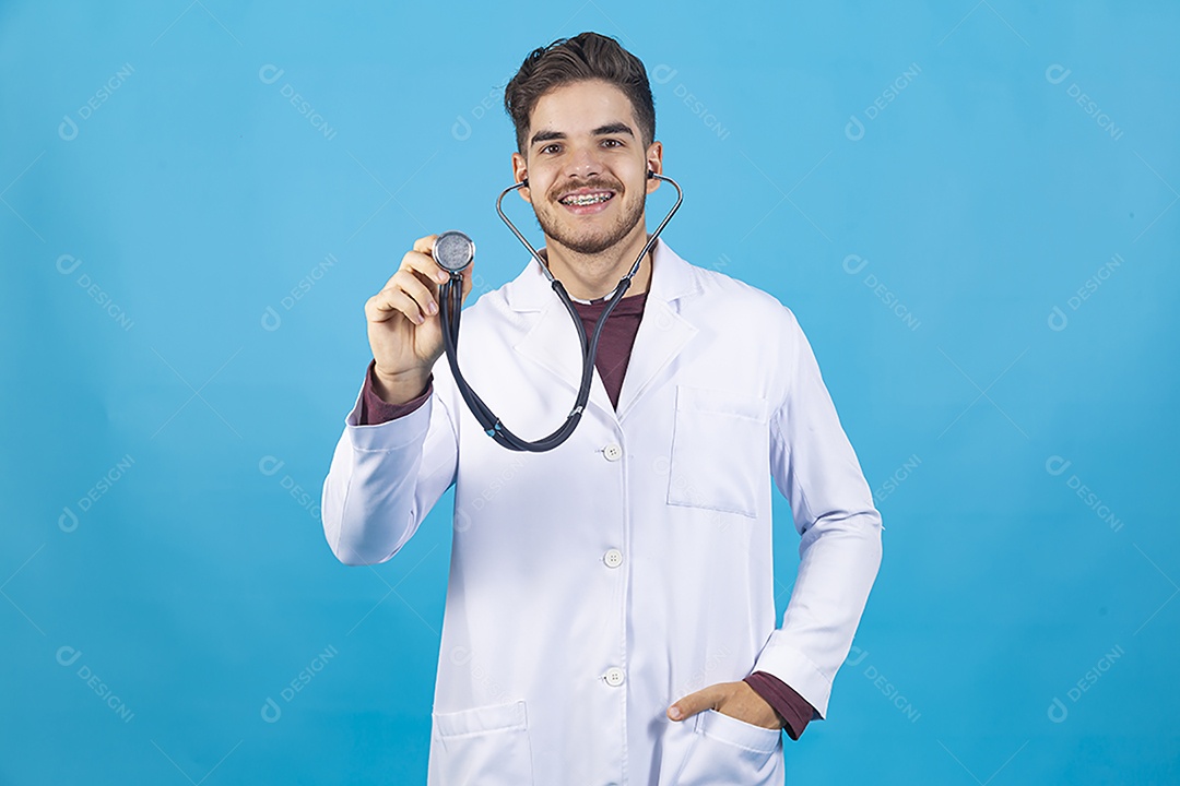 Homem jovem usando jaleco utilizando estetoscópio.