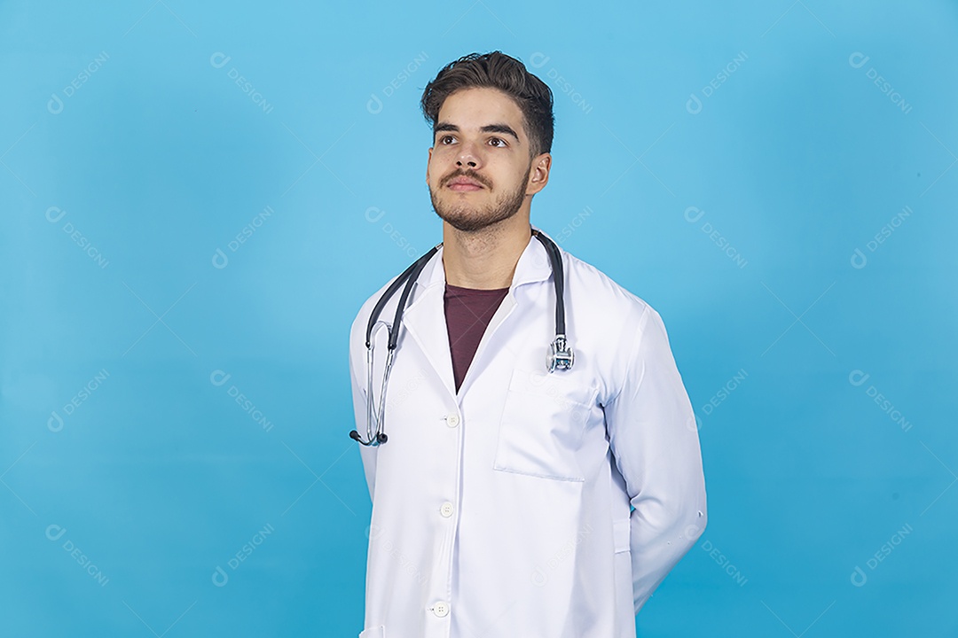 Homem jovem usando jaleco segurando estetoscópio.