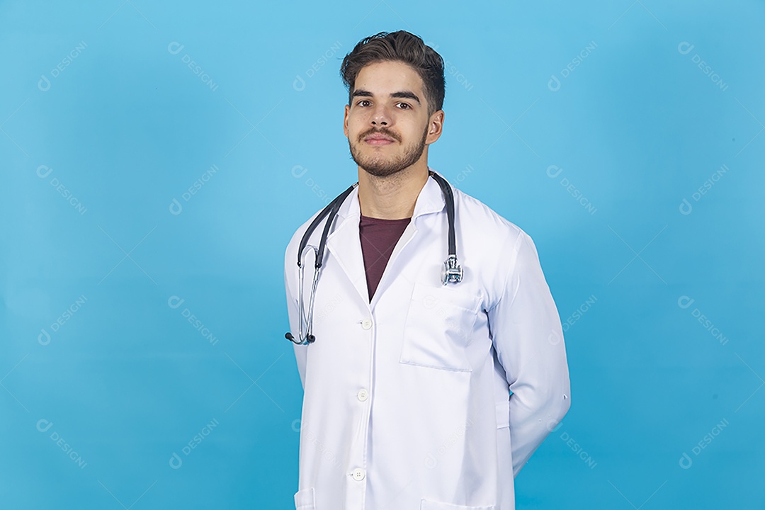 Homem jovem usando jaleco segurando estetoscópio.