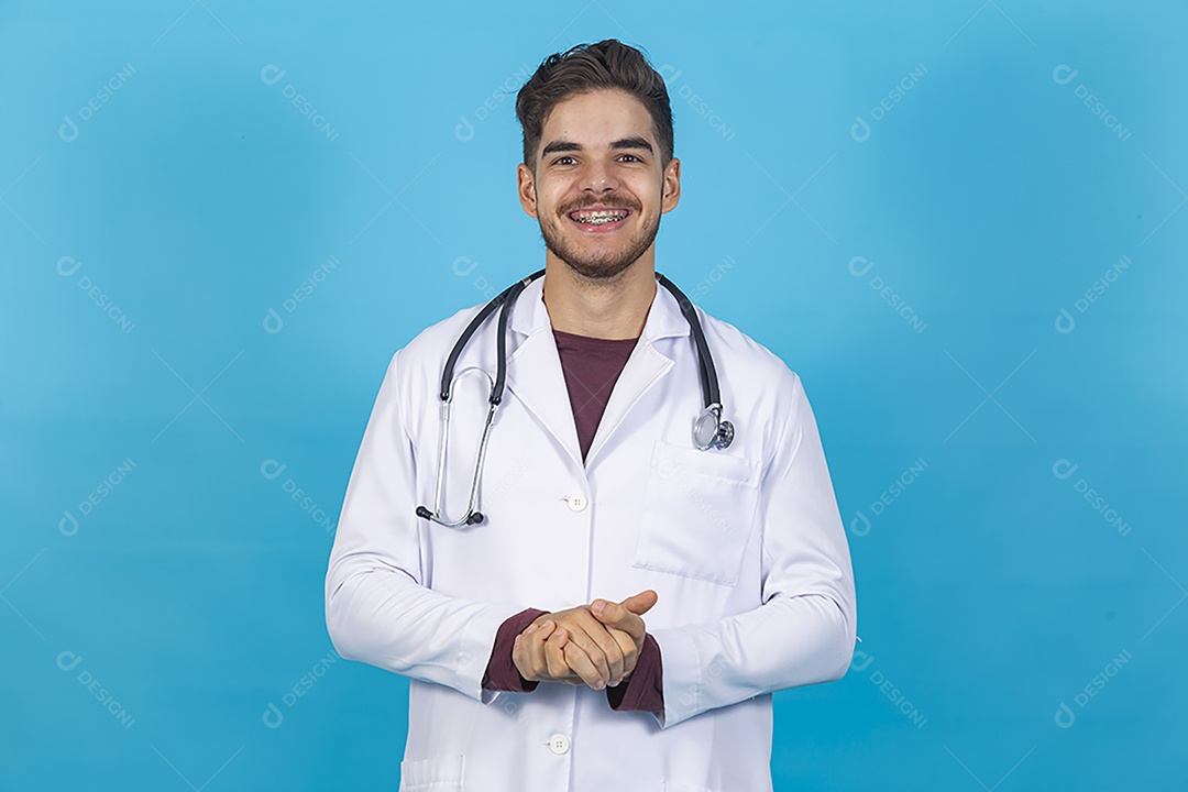 Homem jovem usando jaleco segurando estetoscópio.