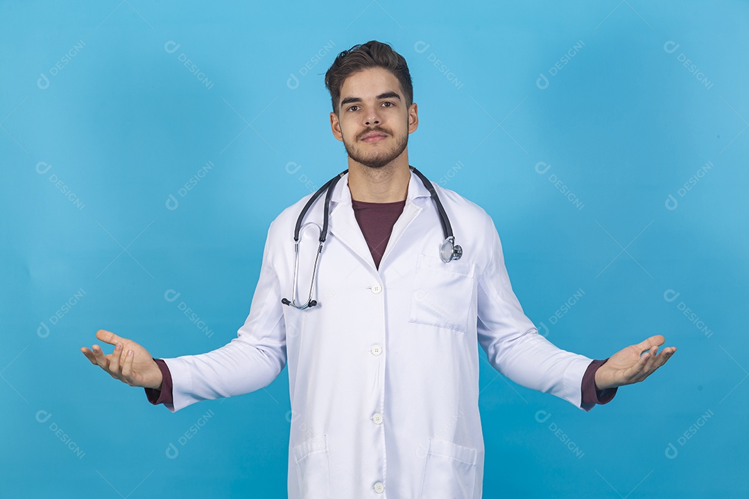 Homem jovem usando jaleco segurando estetoscópio.