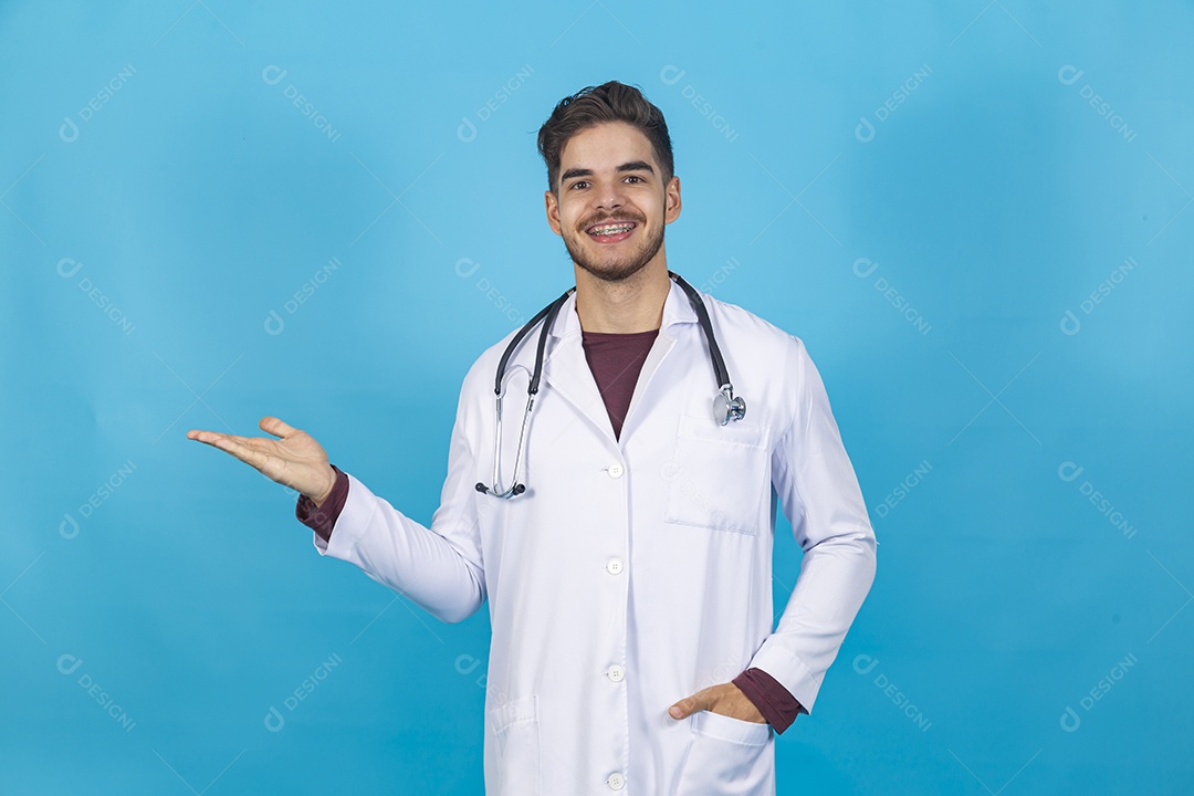 Homem jovem usando jaleco segurando estetoscópio.