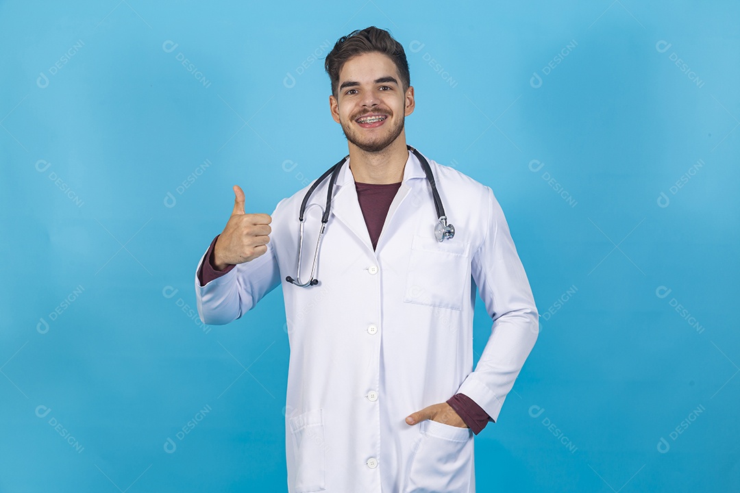 Homem jovem usando jaleco segurando estetoscópio.