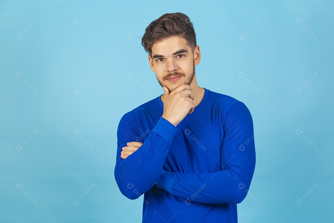 Homem vestido de camiseta manga longa azul.