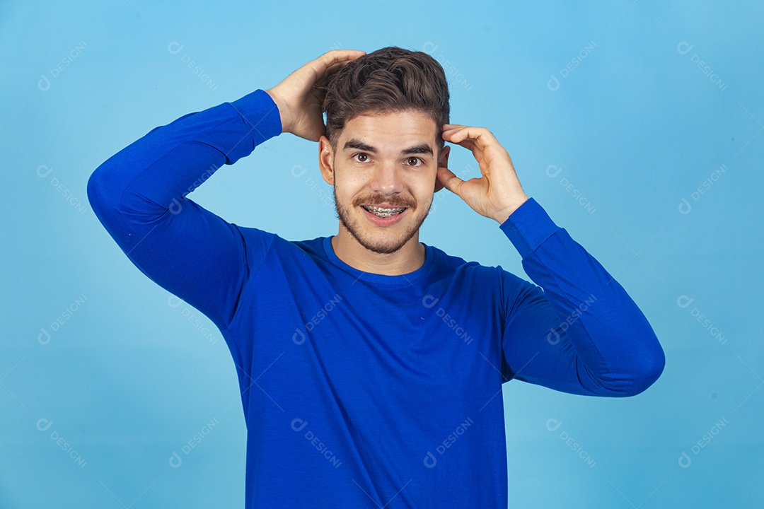 Homem vestido de camiseta manga longa azul.