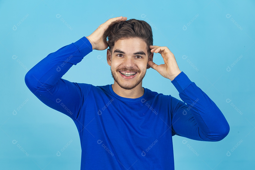 Homem vestido de camiseta manga longa azul.