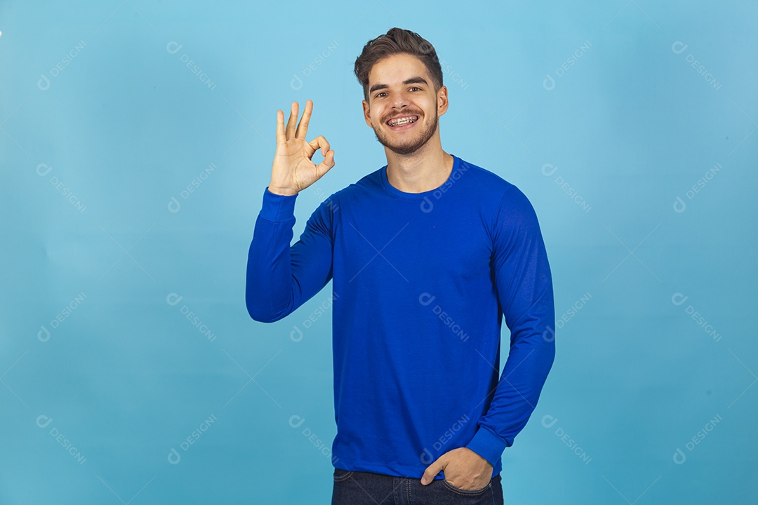 Homem vestido de camiseta manga longa azul.