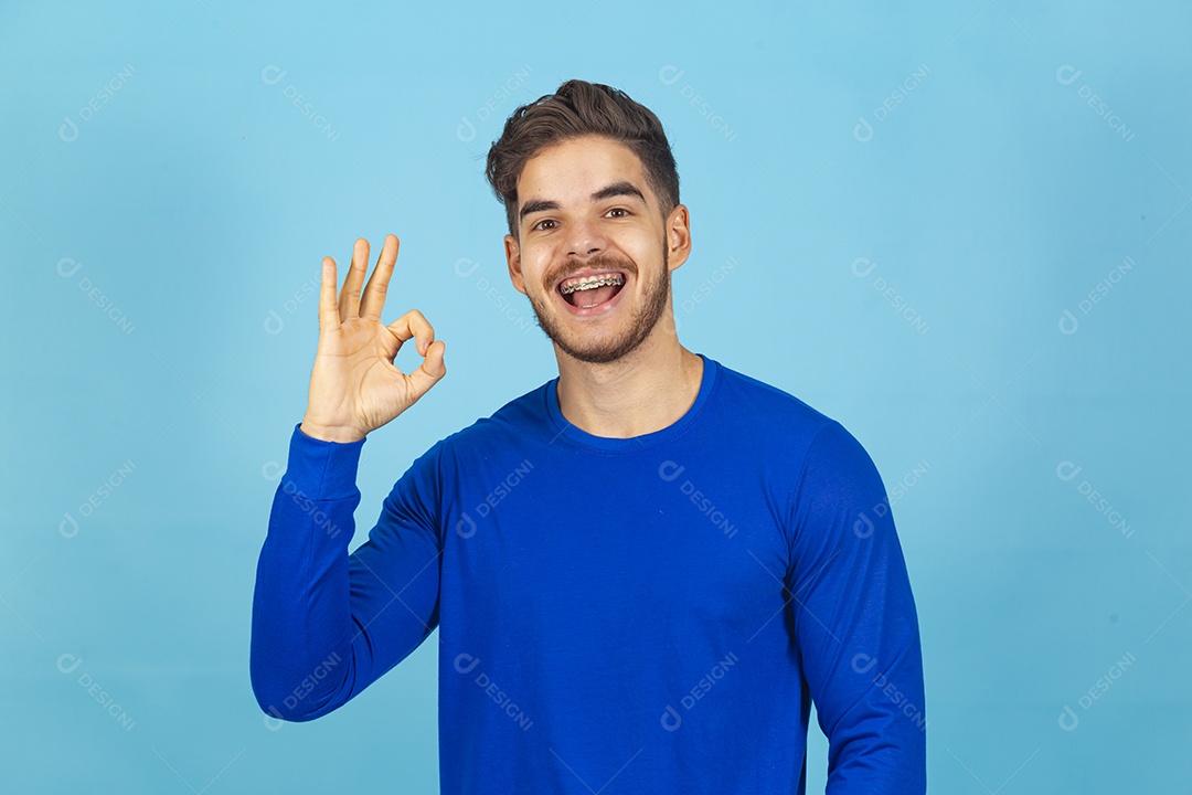 Homem vestido de camiseta manga longa azul.