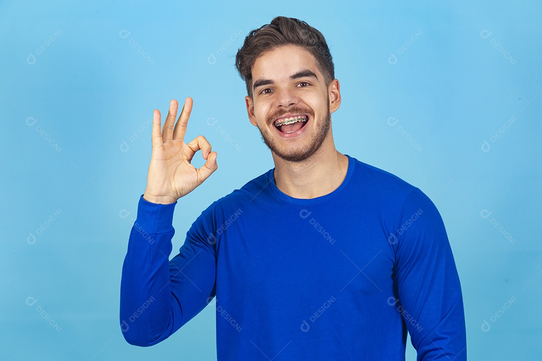 Homem vestido de camiseta manga longa azul.