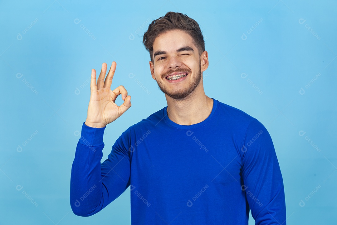 Homem vestido de camiseta manga longa azul.