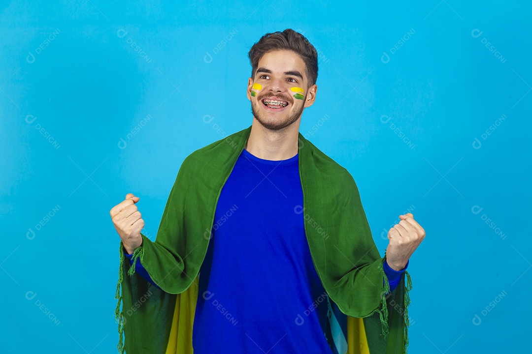 Homem segurando bandeira do Brasil sobre um fundo isolado azul.