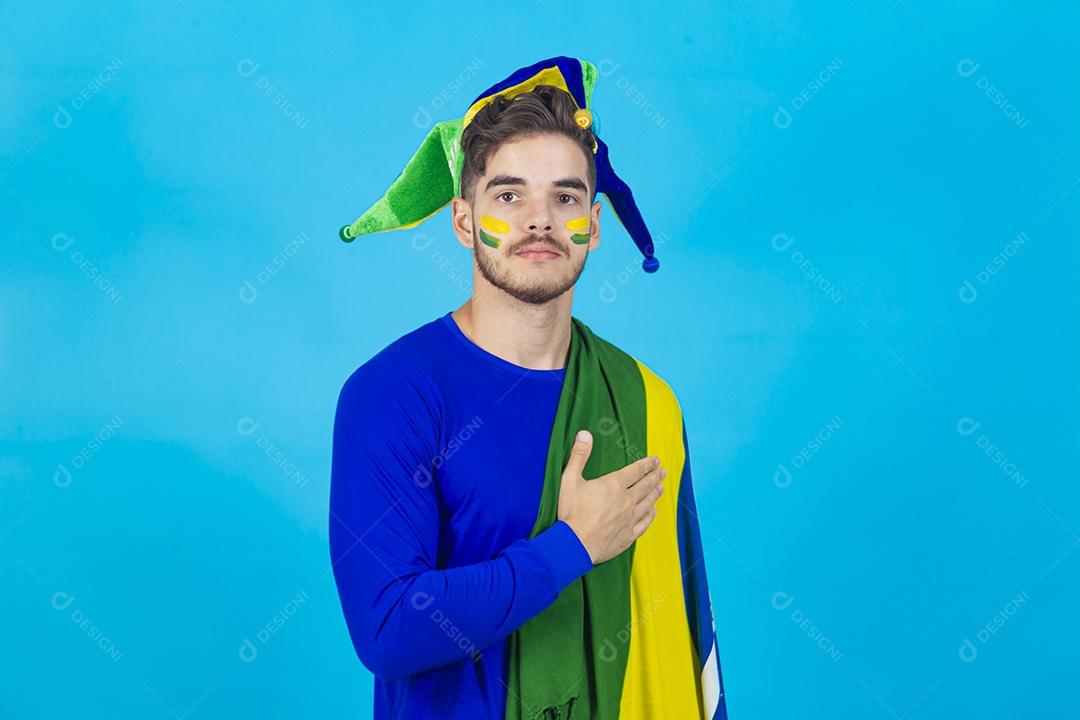 Homem jovem segurando bandeira do Brasil.