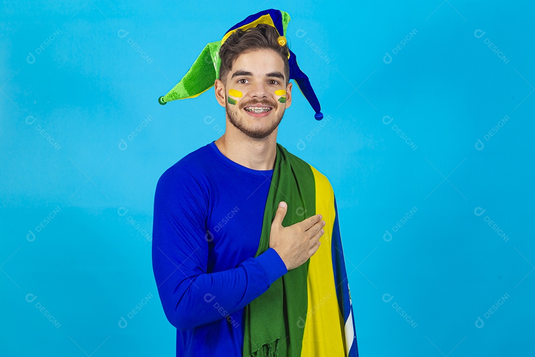 Homem jovem patriota segurando bandeira do Brasil.