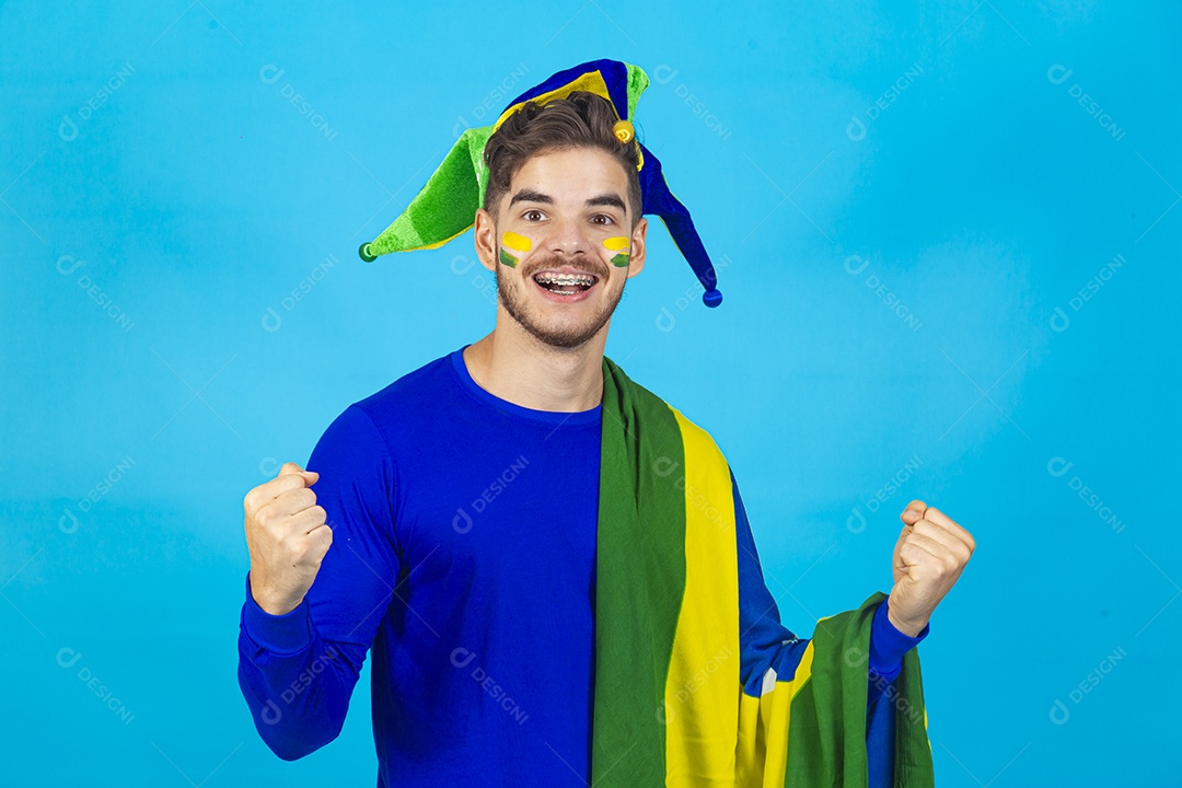 Homem jovem patriota segurando bandeira do Brasil.