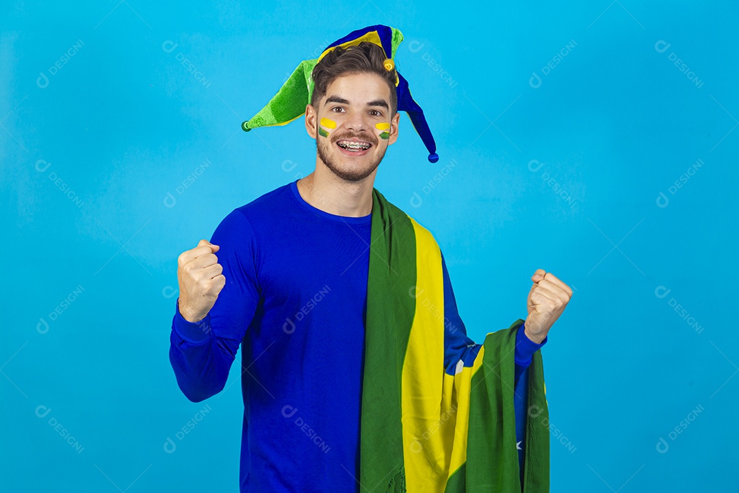 Homem jovem patriota segurando bandeira do Brasil.