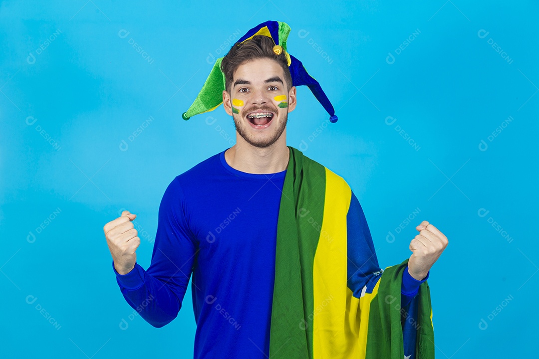 Homem jovem patriota segurando bandeira do Brasil.
