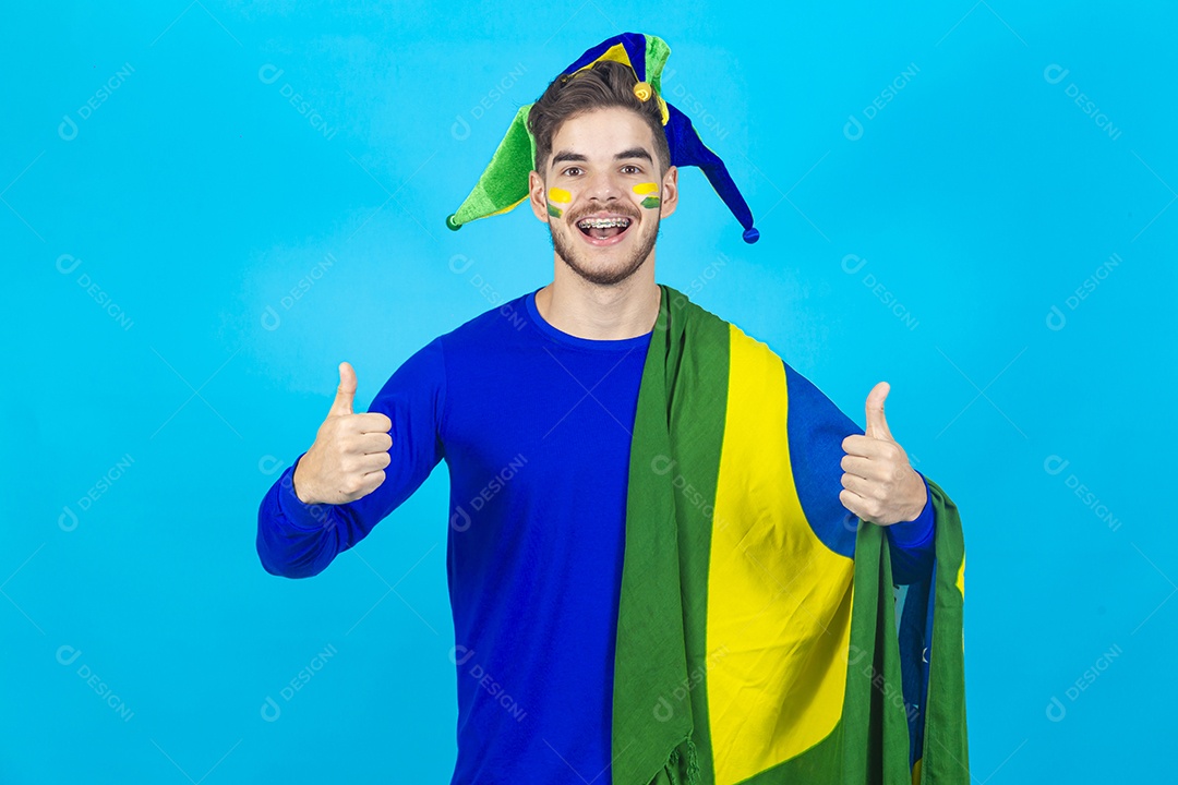 Homem jovem patriota segurando bandeira do Brasil.