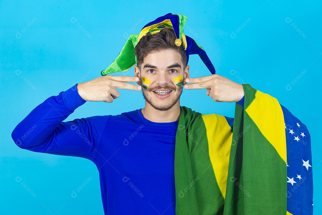Homem jovem patriota segurando bandeira do Brasil.