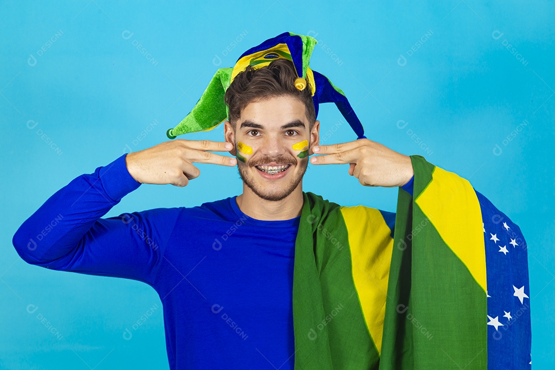 Homem jovem patriota segurando bandeira do Brasil.