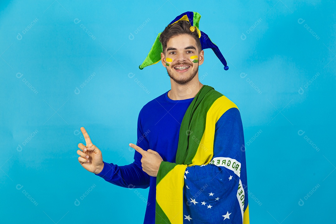 Homem jovem patriota segurando bandeira do Brasil.