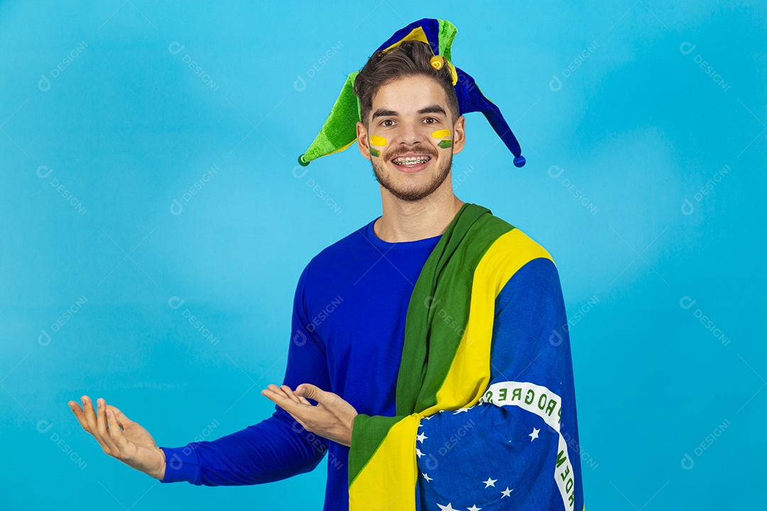 Homem jovem patriota segurando bandeira do Brasil.