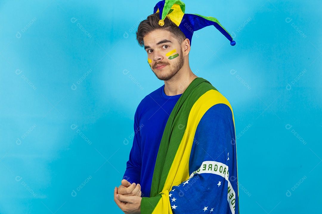 Homem jovem patriota segurando bandeira do Brasil.