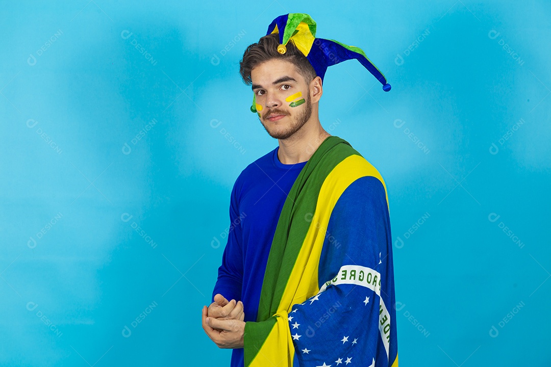 Homem jovem patriota segurando bandeira do Brasil.