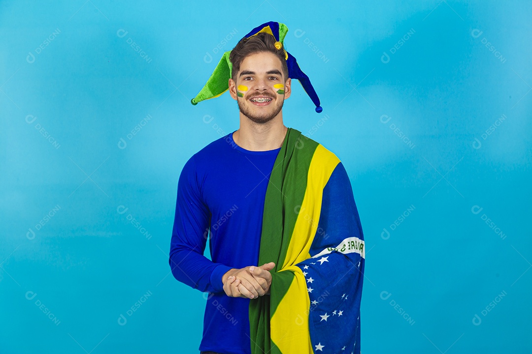 Homem jovem patriota segurando bandeira do Brasil.