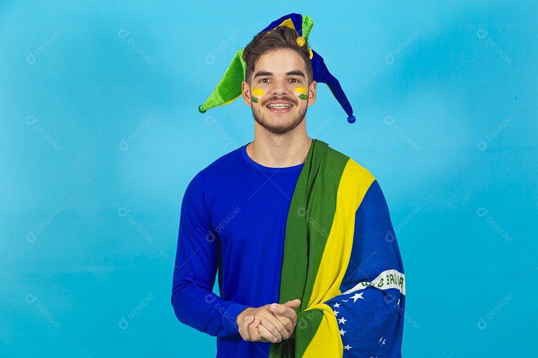 Homem jovem patriota segurando bandeira do Brasil.