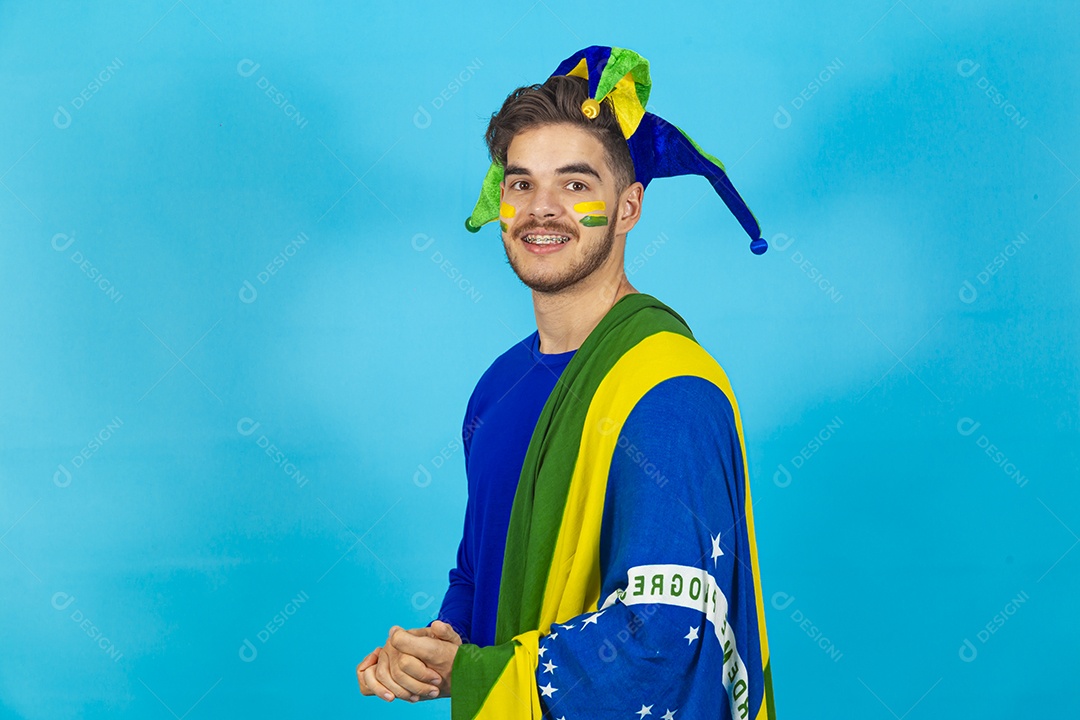 Homem jovem patriota segurando bandeira do Brasil.