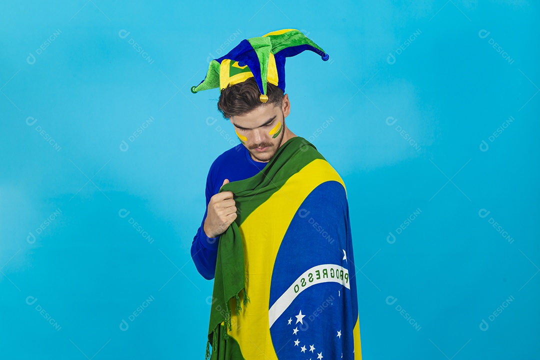 Homem jovem patriota segurando bandeira do Brasil.