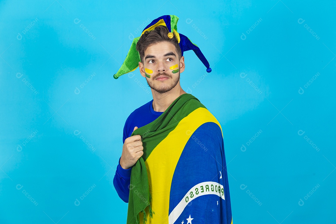 Homem jovem patriota segurando bandeira do Brasil.