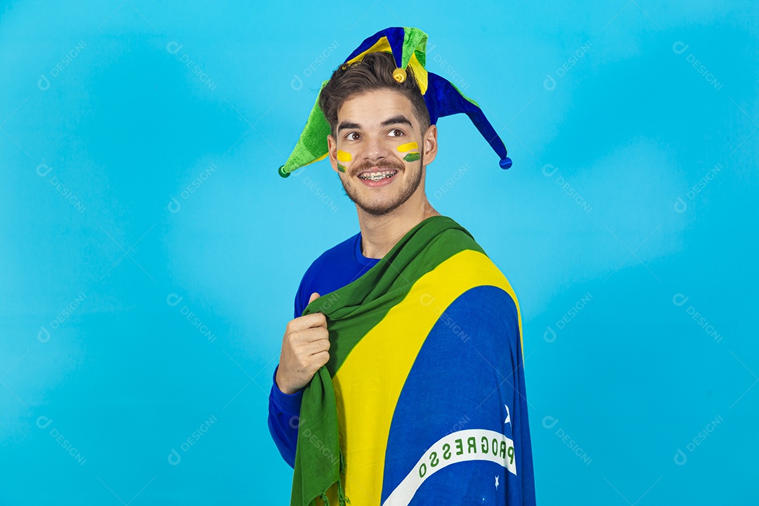 Homem jovem patriota segurando bandeira do Brasil.