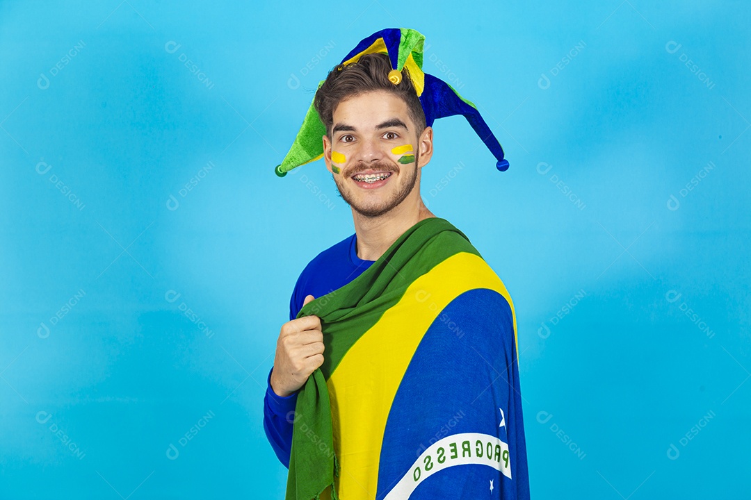 Homem jovem patriota segurando bandeira do Brasil.