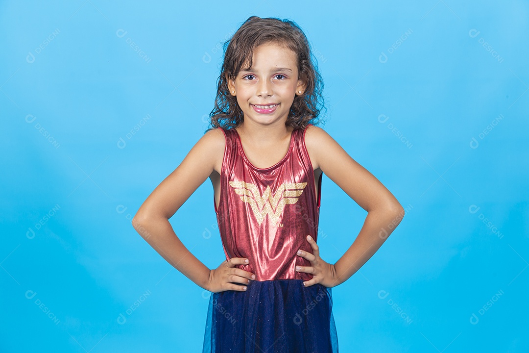 Linda menina com fantasia sobre fundo isolado azul.