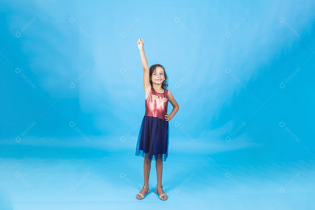 Linda menina com fantasia sobre fundo isolado azul.