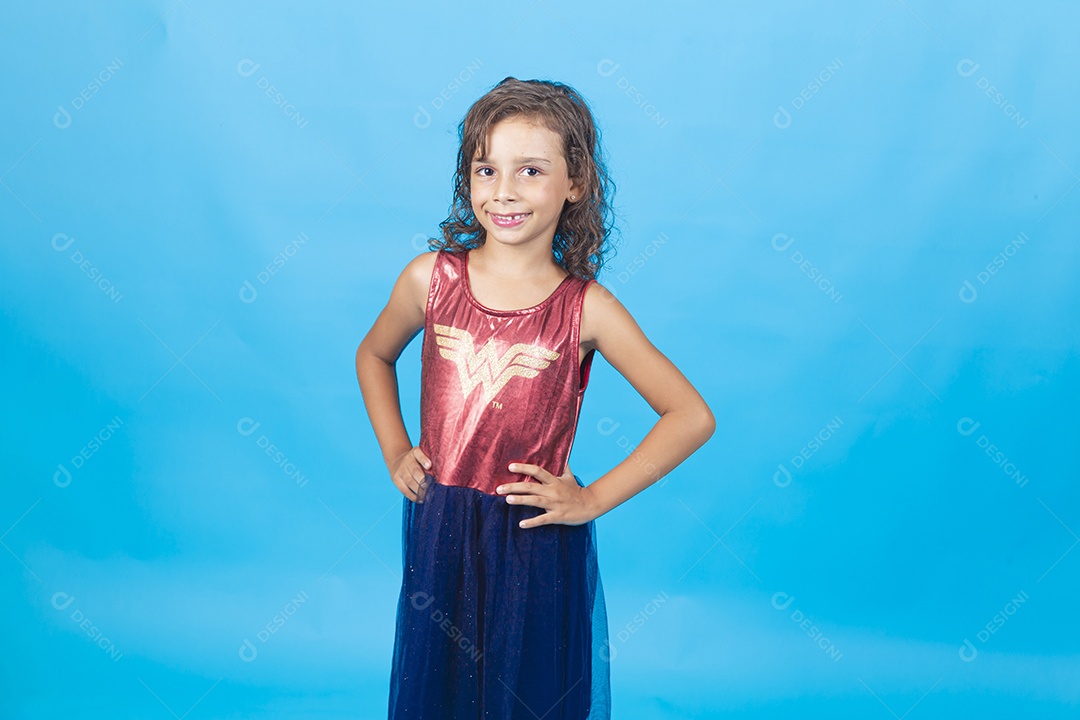 Linda menina com fantasia sobre fundo isolado azul.