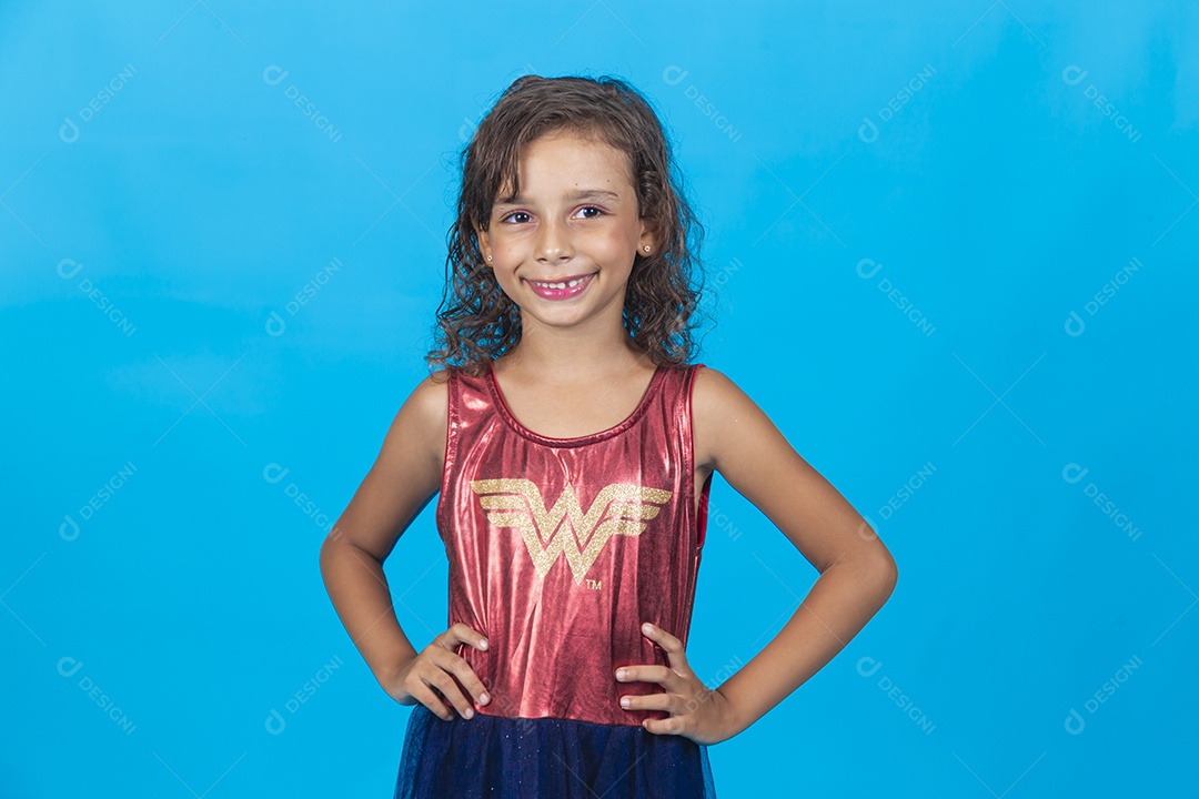 Linda menina com fantasia sobre fundo isolado azul.