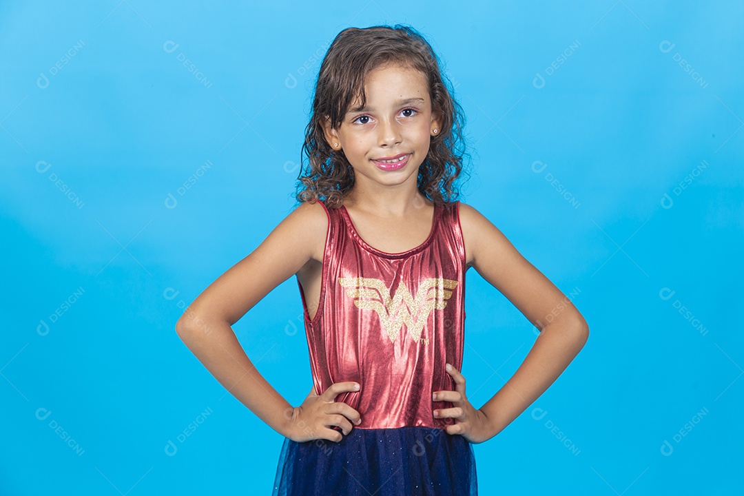 Linda menina com fantasia sobre fundo isolado azul.
