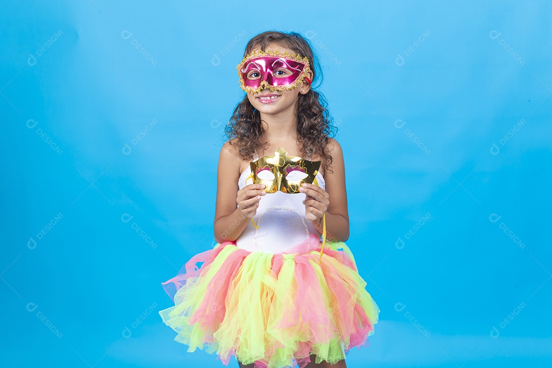 Linda menina com fantasia carnavalescas sobre fundo isolado azul.