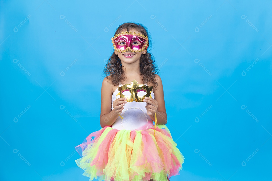 Linda menina com fantasia  carnavalescas  sobre fundo isolado azul.