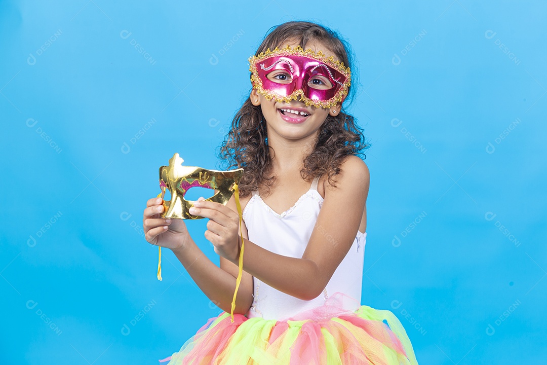 Linda menina com fantasia  carnavalescas  sobre fundo isolado azul.