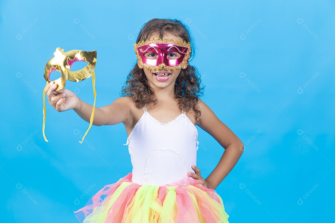 Linda menina com fantasia carnavalescas sobre fundo isolado azul.
