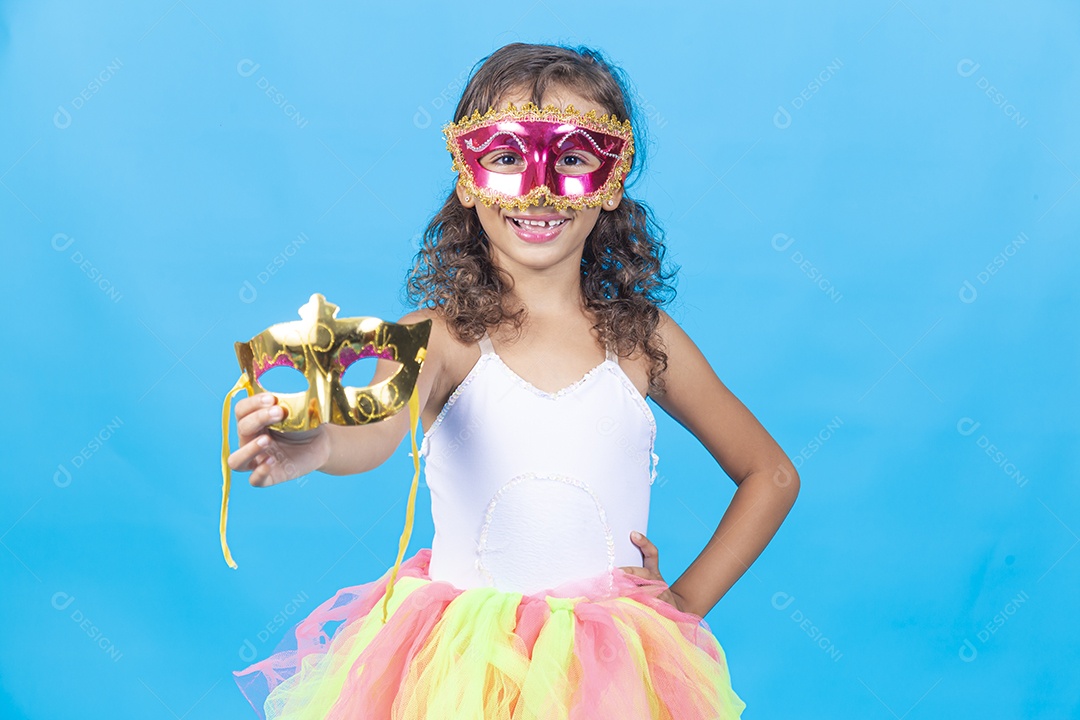 Linda menina com fantasia  carnavalescas  sobre fundo isolado azul.