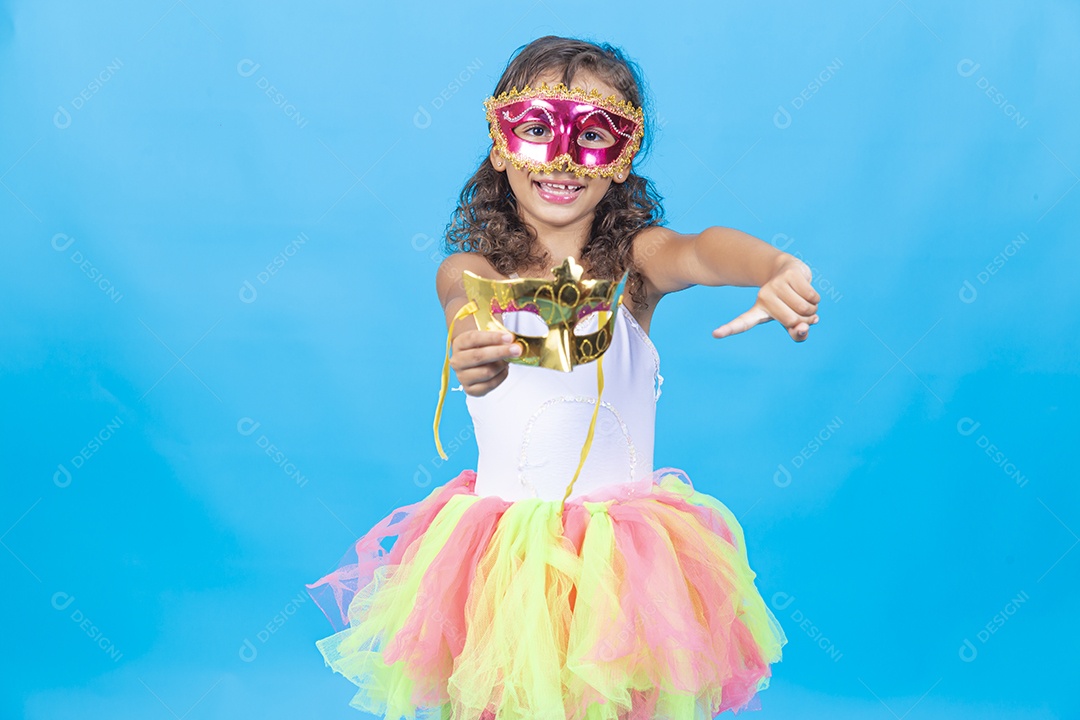Linda menina com fantasia  carnavalescas  sobre fundo isolado azul.